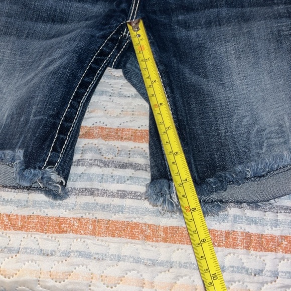 Miss Me Jean Signature Mid-Shorts - Picture 10 of 13